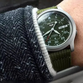 Relógio Masculino Original SEIKO SNK805: Luxo e Estilo com Mostrador Verde e Pulseira de Tecido - Elegância Casual Esportiva!